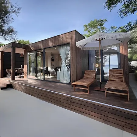 Exclusive Wellness House With Jacuzzi And Sauna, 10 Gardens Holiday home