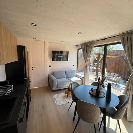 Exclusive Wellness House With Jacuzzi And Sauna, 10 Gardens