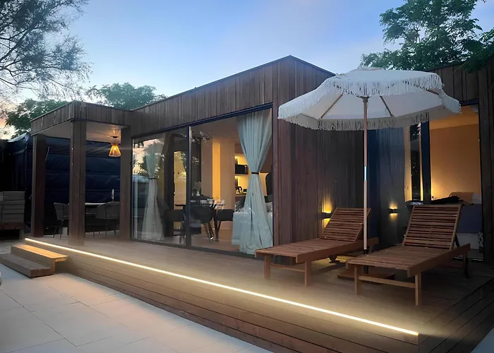 Дом отдыха Exclusive Wellness House With Jacuzzi And Sauna, 10 Gardens Привлака