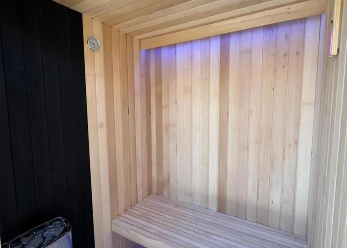 Exclusive Wellness House With Jacuzzi And Sauna, 10 Gardens *