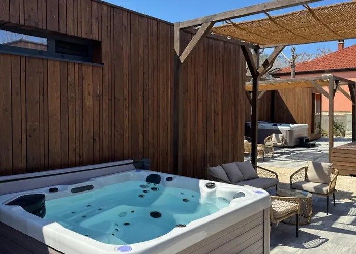 Дом отдыха Exclusive Wellness House With Jacuzzi And Sauna, 10 Gardens