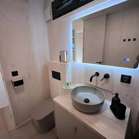 Exclusive Wellness House With Jacuzzi And Sauna, 10 Gardens *