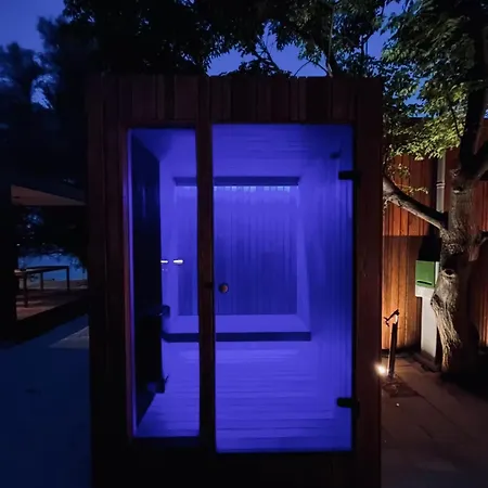 Exclusive Wellness House With Jacuzzi And Sauna, 10 Gardens Hébergement de vacances *