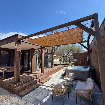 Hébergement de vacances Exclusive Wellness House With Jacuzzi And Sauna, 10 Gardens *