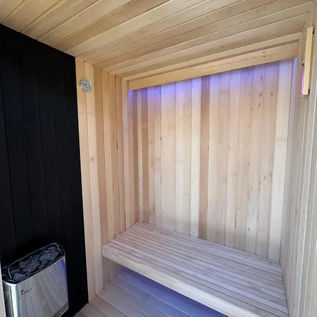 Exclusive Wellness House With Jacuzzi And Sauna, 10 Gardens *