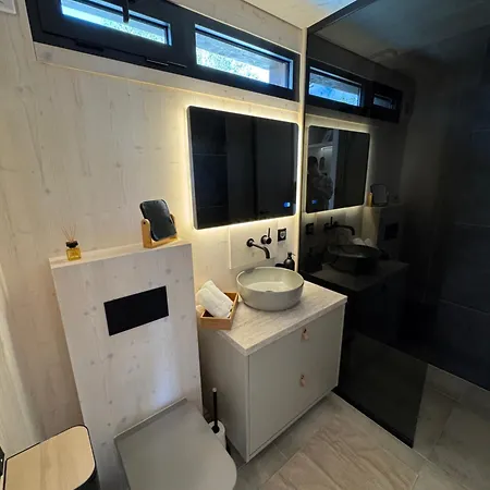 Exclusive Wellness House With Jacuzzi And Sauna, 10 Gardens