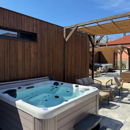בית נופש Exclusive Wellness House With Jacuzzi And Sauna, 10 Gardens