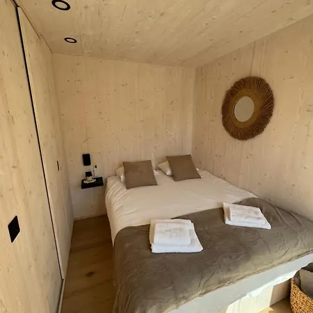 בית נופש Exclusive Wellness House With Jacuzzi And Sauna, 10 Gardens