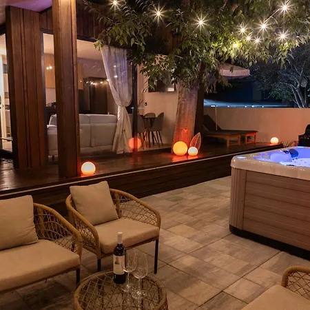 Exclusive Wellness House With Jacuzzi And Sauna, 10 Gardens