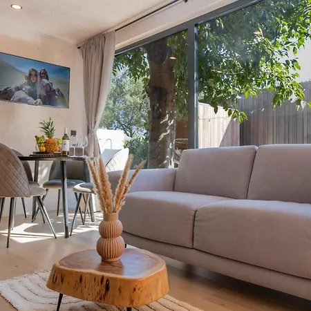 Exclusive Wellness House With Jacuzzi And Sauna, 10 Gardens Casa vacanze
