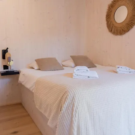 Exclusive Wellness House With Jacuzzi And Sauna, 10 Gardens Nyaraló Privlaka