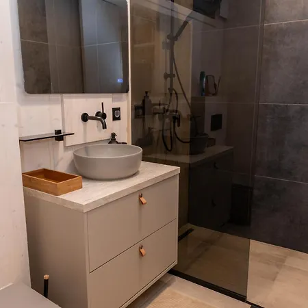 Exclusive Wellness House With Jacuzzi And Sauna, 10 Gardens