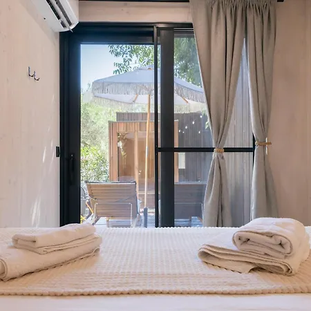 Exclusive Wellness House With Jacuzzi And Sauna, 10 Gardens Nyaraló Privlaka