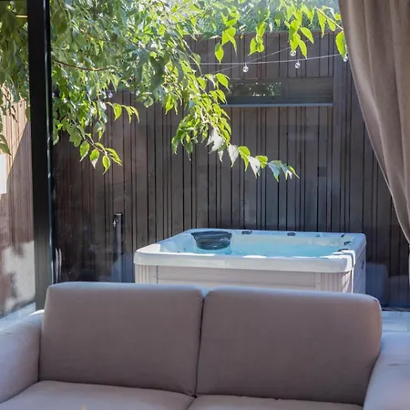 Exclusive Wellness House With Jacuzzi And Sauna, 10 Gardens