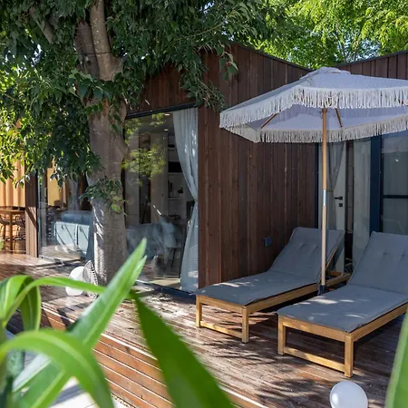 Exclusive Wellness House With Jacuzzi And Sauna, 10 Gardens Nyaraló Privlaka