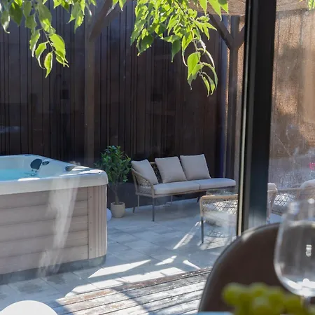 Exclusive Wellness House With Jacuzzi And Sauna, 10 Gardens
