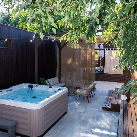 Exclusive Wellness House With Jacuzzi And Sauna, 10 Gardens Casa vacanze *