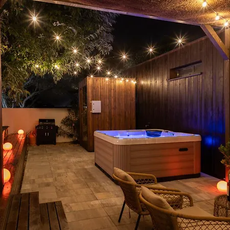 Exclusive Wellness House With Jacuzzi And Sauna, 10 Gardens
