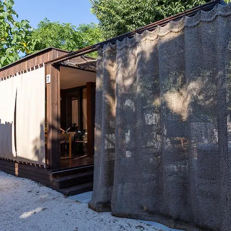 Exclusive Wellness House With Jacuzzi And Sauna, 10 Gardens Nyaraló Privlaka