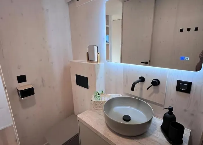 Exclusive Wellness House With Jacuzzi And Sauna, 10 Gardens *