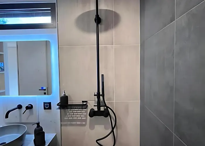 Exclusive Wellness House With Jacuzzi And Sauna, 10 Gardens 프리블라카