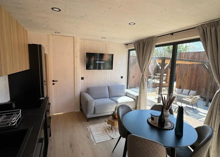 Exclusive Wellness House With Jacuzzi And Sauna, 10 Gardens