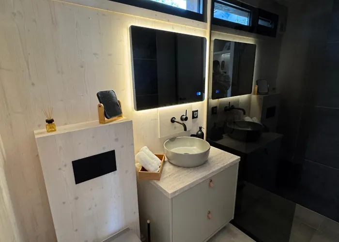 Exclusive Wellness House With Jacuzzi And Sauna, 10 Gardens